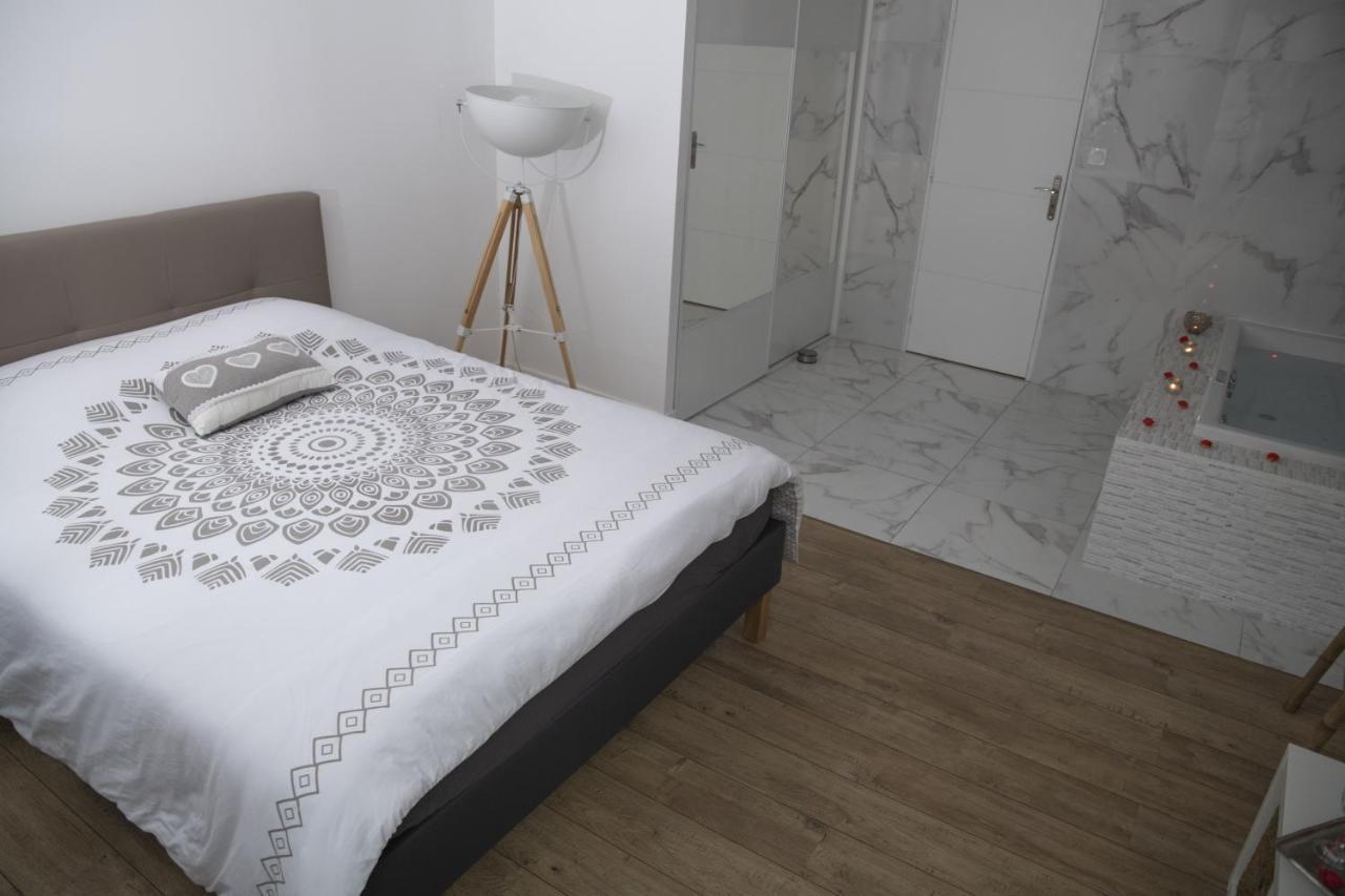 Appartamento Triplex 110 M2 Centre Historique Avec Jacuzzi Dinan Esterno foto
